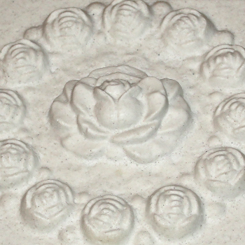 фрагмент плитки с гипсовой розочкой