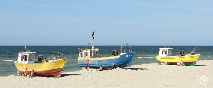 лодки на пляже в Кринице Морской