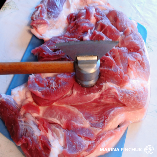 Рецепт. Рулька свиная. Процесс приготовления. Отбивание мяса. Блог Марины Финчук